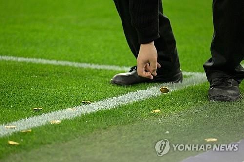도르트문트-프라이부르크 경기장 그라운드에 떨어진 동전 모양 초콜릿