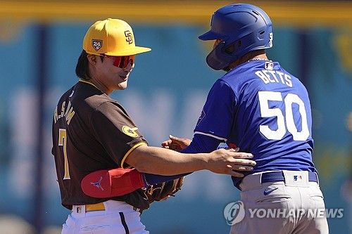 23일 MLB 시범경기에서 다저스 베츠와 인사하는 김하성 
