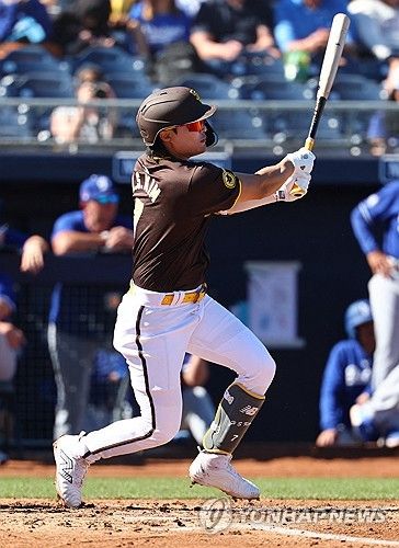 첫 시범경기에서 안타 친 김하성