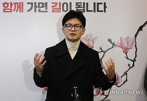 취재진 질문에 답하는 한동훈 비대위원장