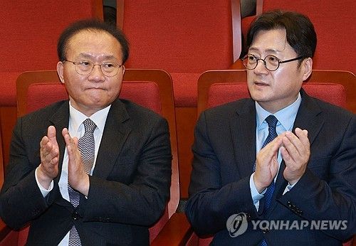 박수치는 여야 원내대표