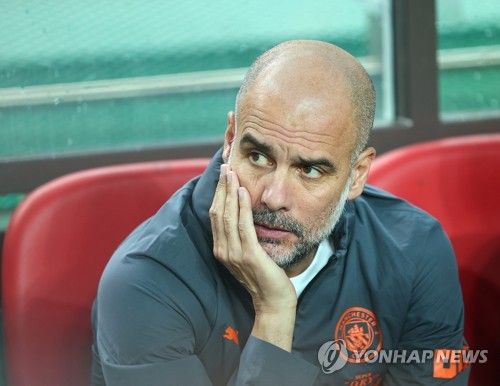 생각에 잠긴 과르디올라 감독