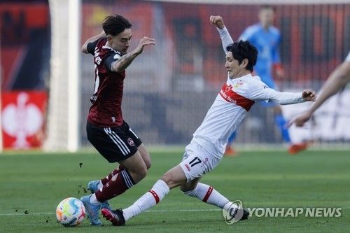 2023년 4월 독일축구협회(DFB) 포칼 경기 중 카스트로프의 모습(왼쪽)