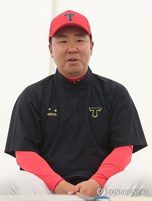 인터뷰하는 이범호 감독