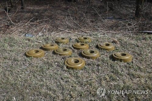 우크라이나 고속도로변의 러군 대전차지뢰