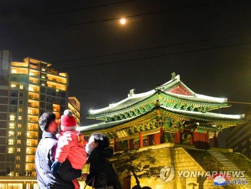 지난해 정월대보름 즐기는 북한 주민들