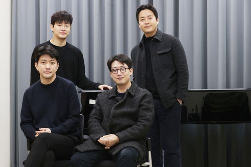 포즈 취하는 노부스 콰르텟