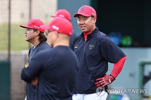 훈련 지켜보는 이범호 감독