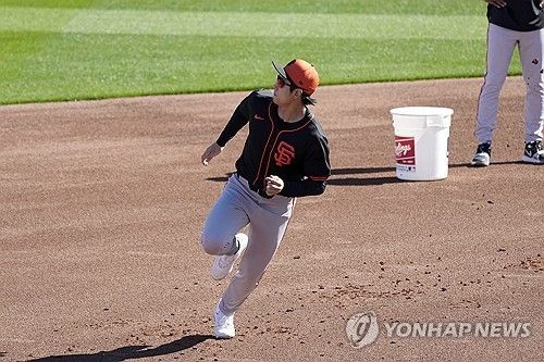 스프링캠프에서 주루 훈련 중인 이정후 