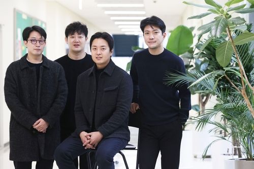 포즈 취하는 노부스 콰르텟