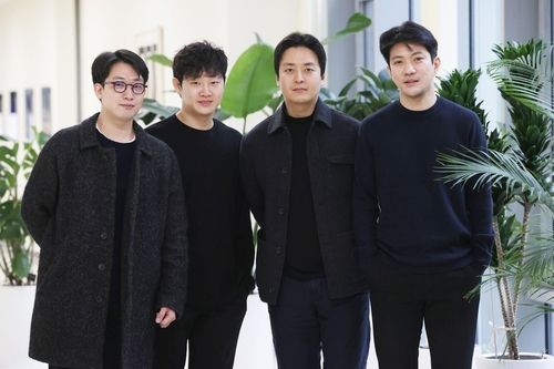 포즈 취하는 노부스 콰르텟