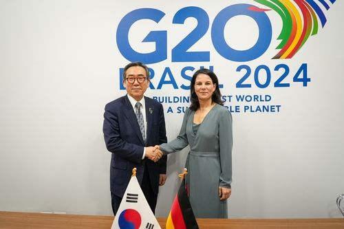 악수하는 한국-독일 외교장관