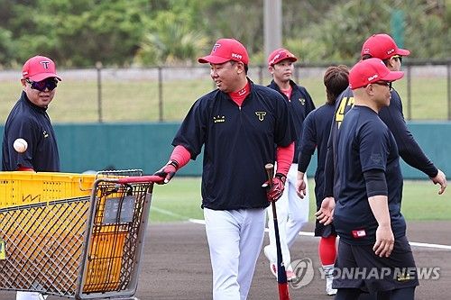 뒷정리 돕는 이범호 감독