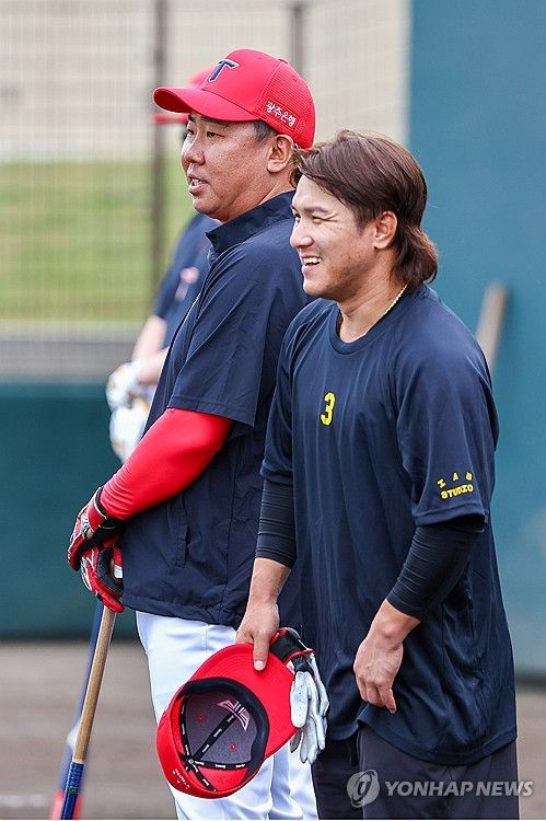 김선빈과 대화 나누는 이범호 감독