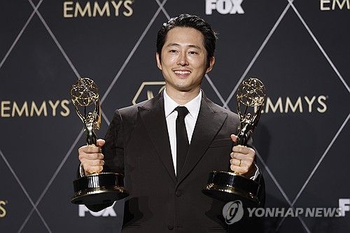 지난달 에미상 받은 스티븐 연