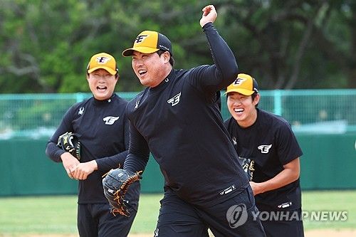 즐겁게 훈련하는 류현진과 한화 이글스