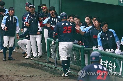 한동희, 지바롯데와의 연습경기서 솔로포