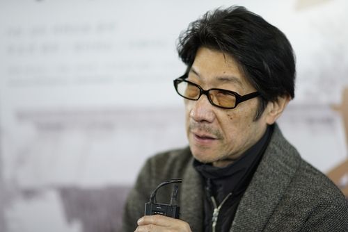 인터뷰하는 사카모토 준지 감독