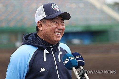 인터뷰하는 롯데 김태형 감독