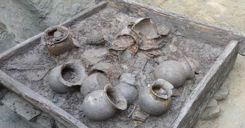 우물을 해체 조사하며 발견한 유물 