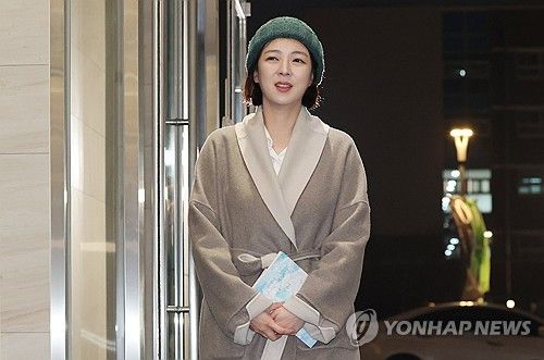 모자 쓰고 들어서는 배현진 의원