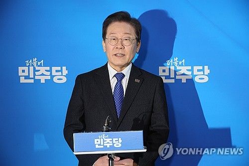 공천 관련 질문에 답하는 이재명 대표