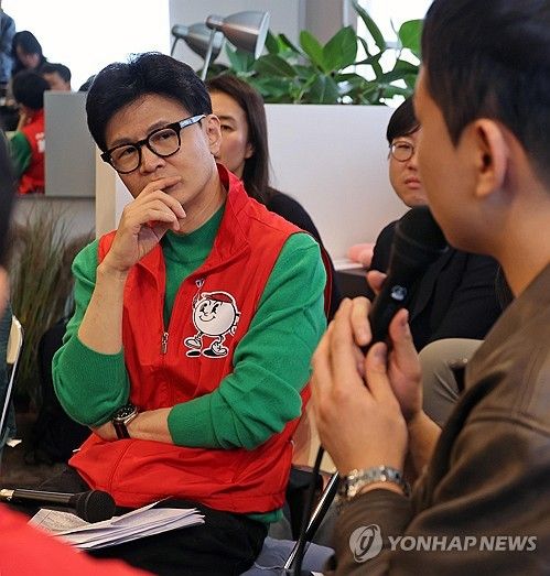 기후 미래 스타트업 창업자 발언 듣는 한동훈 비대위원장