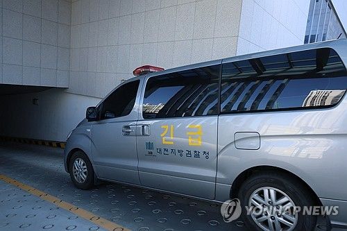 대전지법 들어서는 윤성원 전 국토부 차관 탑승 호송차량