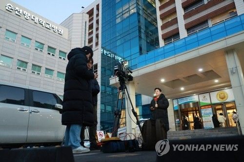 배현진 의원 입원 병원 앞 취재진