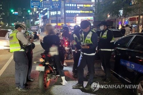 폭주족 단속하는 경찰