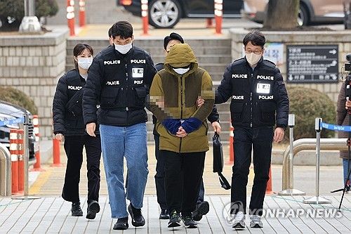영장실질심사 출석하는 미국 변호사 A씨