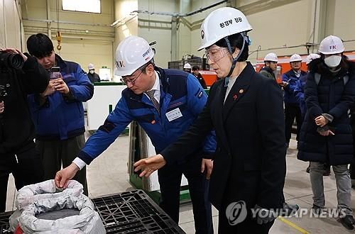 한화진 환경부 장관이 지난달 29일 오전 인천 서구에 위치한 태양광 폐패널 재활용 전문기업인 원광에스앤티를 방문해 이상헌 대표이사의 설명을 듣고 있다. [연합뉴스 자료사진]