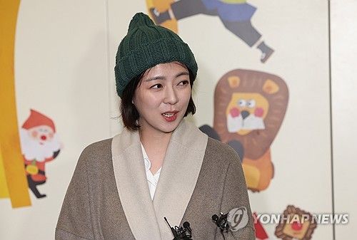 취재진 질문에 답하는 배현진 의원