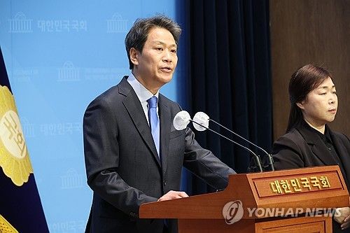 공천 관련 기자회견 하는 임종석 전 비서실장