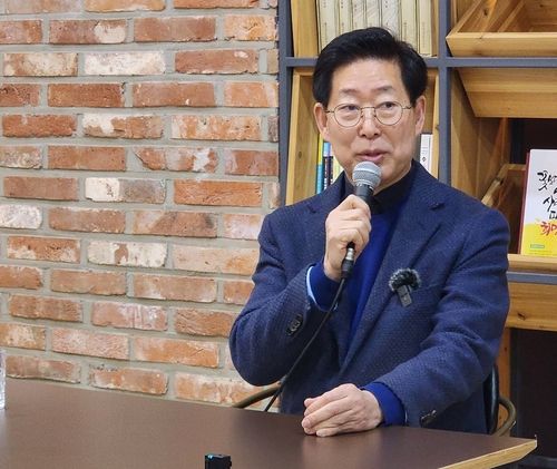 충남도청에서 기자간담회 하는 양승조 전 충남지사