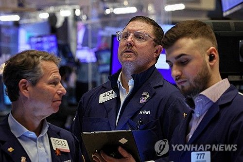 뉴욕증권거래소(NYSE) 입회장에서 일하는 트레이더들의 모습