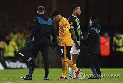 교체되는 황희찬