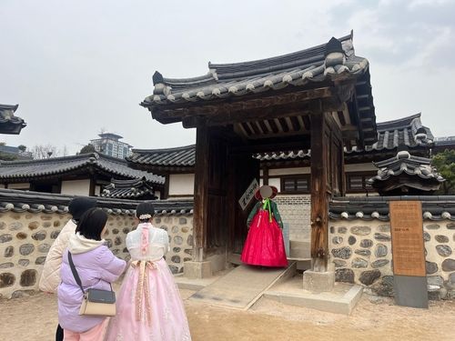 옥인동 윤씨가옥 앞에서 기념사진 찍는 관광객