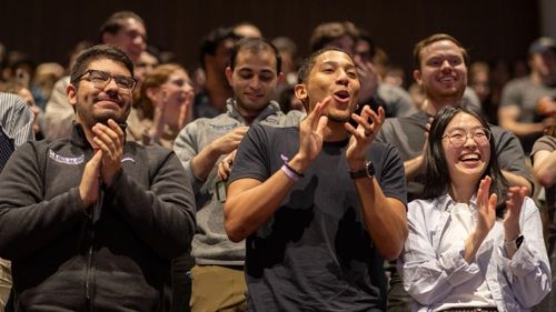 10억달러 기부 소식에 환호하는 알베르트 아인슈타인 의대 학생들 