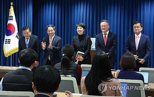 퇴임 인사하는 대통령실 1기 참모들