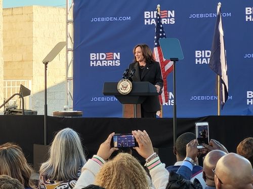 흑인 대학서 지지 호소하는 해리스 美부통령