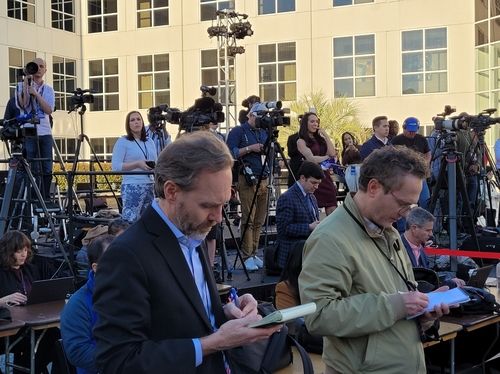 해리스 美부통령 유세 취재하는 세계 각국의 기자들