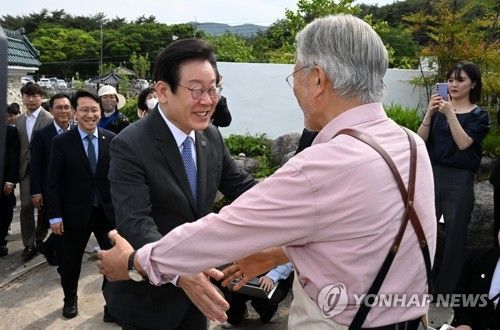 인사 나누는 문재인 전 대통령과 이재명 대표