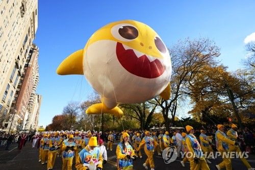 美 추수감사절 퍼레이드에 등장한 아기상어 대형 풍선