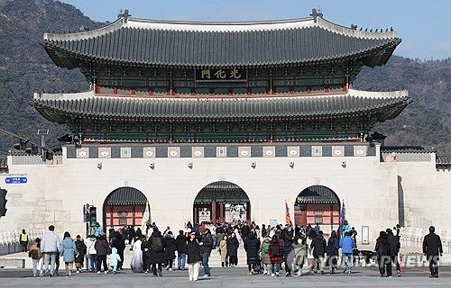포근해진 날씨에 나들이객으로 붐비는 경복궁