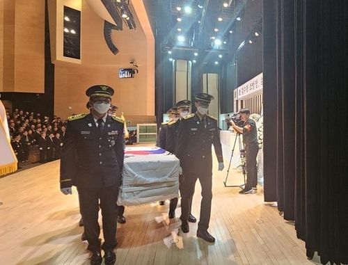 "동료를 떠나보내며"