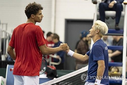경기 종료 후 악수하는 권순우(오른쪽)와 디알로