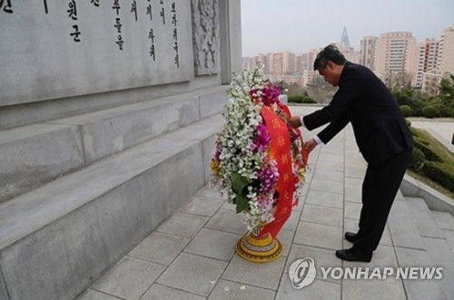 지난해 평양 북중우의탑 방문한 왕야쥔 주북중국대사