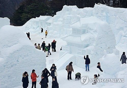 주말 맞아 붐비는 태백산 눈축제
