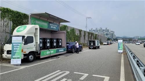 작년 추석 연휴 때 옥산휴게소에서 운영된 이동형 전기차 충전기. [환경부 제공. 재판매 및 DB 금지] 